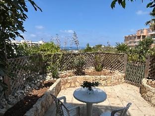 Seaview 5* apartment with garden & pool Apartment in Paphos