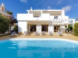 House in Lagos with Pool near Meia Praia Vacation rental in Lagos