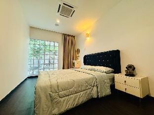 Santorini - Crystal Hillside Homestay Villa in Hulu Langat