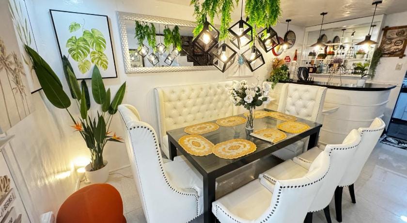 Gray Room WITH CINEMA PROJECTOR Apartment in Angeles