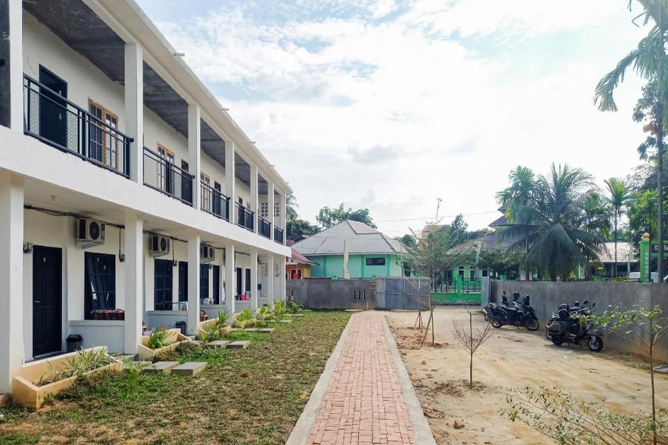 RedDoorz Syariah near Jamtos Lorong Hamba Hotel in Indonesia