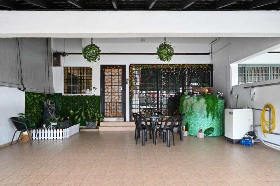 Warm House Alor Akar Linked House 6BR 15pax Vacation rental in Pahang, Malaysia