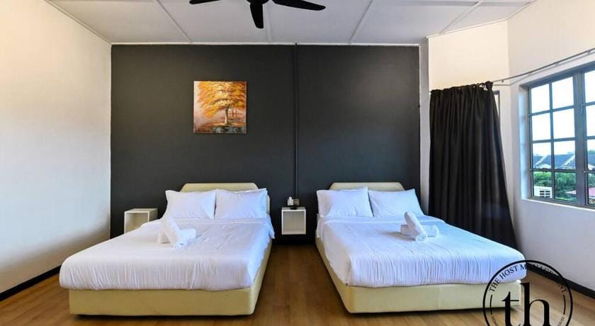 Warm House Alor Akar Linked House 6BR 15pax Vacation rental in Pahang, Malaysia