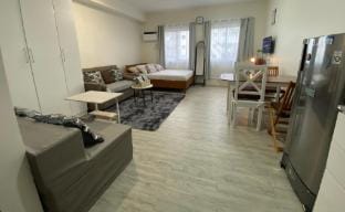 Nuvali Studio Retreat: FREEPool, FastWiFi, Netflix Vacation rental in Calamba