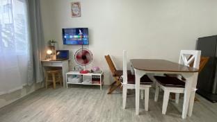 Nuvali Studio Retreat: FREEPool, FastWiFi, Netflix Vacation rental in Calamba