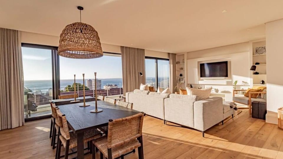 Modern Sea Point Apartment w/ Sea Views (Alpha Sun Apartment in Sea Point