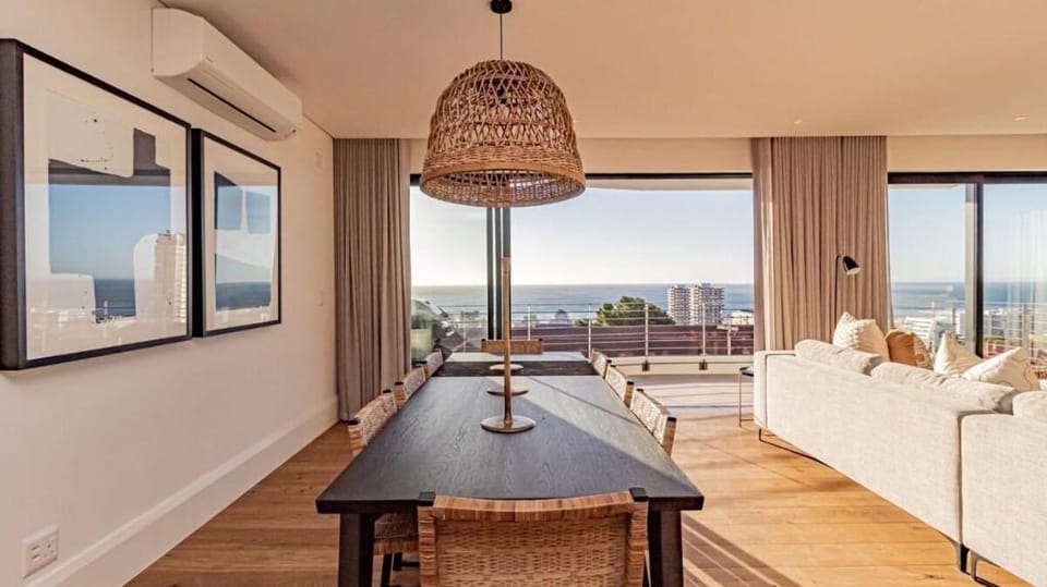 Modern Sea Point Apartment w/ Sea Views (Alpha Sun Apartment in Sea Point