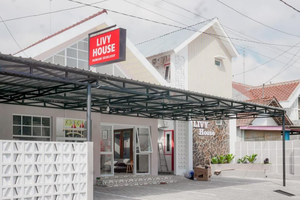 Urbanview Livy House Blitar Hotel in East Java