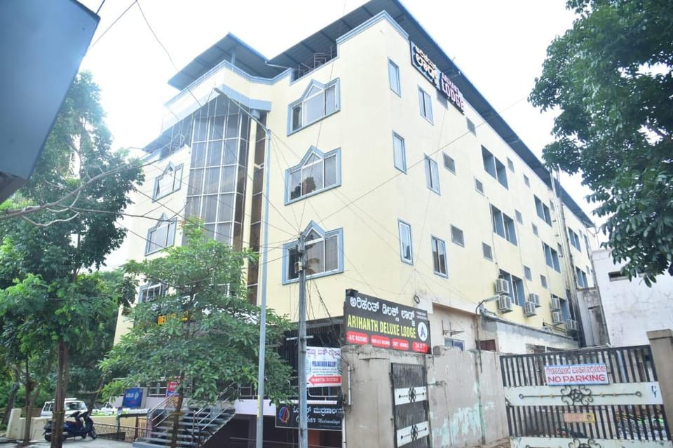 Arihanth deluxe lodge Hotel in Karnataka