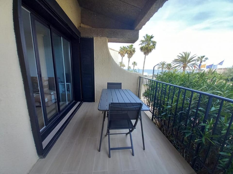Marines de Cogolin, studio neuf face à la plage, climatisation, wifi, terrasse, proche St Tropez Vacation rental in Gassin