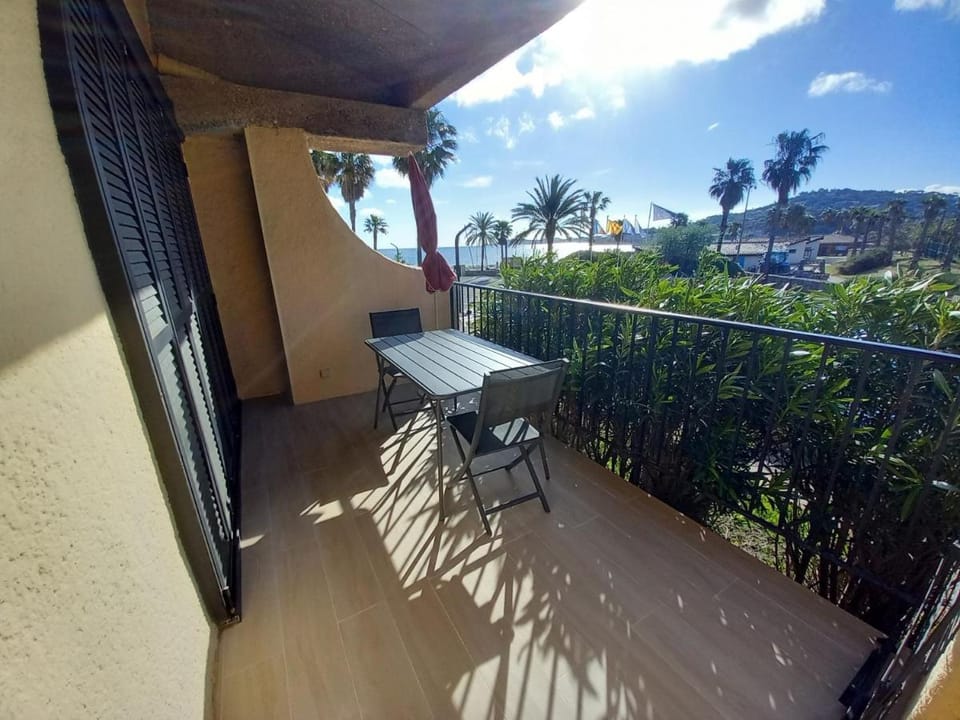 Marines de Cogolin, studio neuf face à la plage, climatisation, wifi, terrasse, proche St Tropez Vacation rental in Gassin