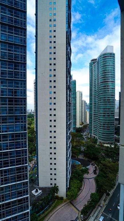 Cozy Modern Loft: Your Stylish Home Away from Home Apartment in Makati