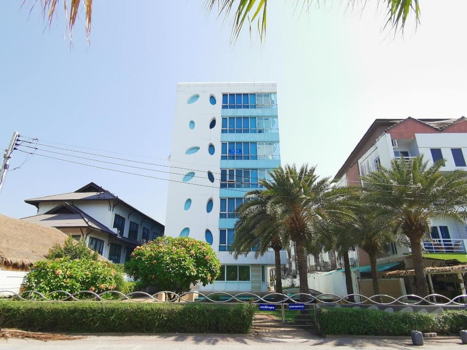 The Beach Bangsaen Seaview Room 62 - Free Netflix Vacation rental in Chon Buri Changwat