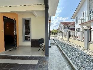 【Desaru】Semi-D/KTV/Mahjong/Games (5BR4B) 18-20 pax Vacation rental in Johor