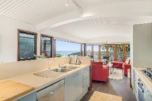 Fuller Holidays - Beachfront Childe St, Belongil Vacation rental in Byron Bay