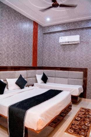 S R GUEST HOUSE  Apartment in Uttar Pradesh