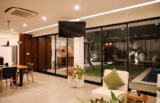 Cozy villa in center of Canggu Villa in North Kuta