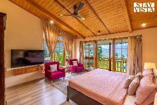 StayVista at The Oakridge W/ Jacuzzi Apartment in Himachal Pradesh