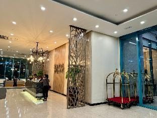 BGC 1BR unit linked to Uptown Mall w/ own parking Apartment in Makati