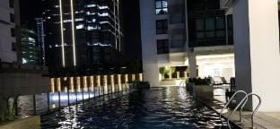 BGC 1BR unit linked to Uptown Mall w/ own parking Apartment in Makati
