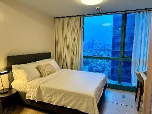 BGC 1BR unit linked to Uptown Mall w/ own parking Apartment in Makati