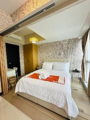 Luxurious Minimalist1BR W/ParkingUptown Parksuites Apartment in Makati