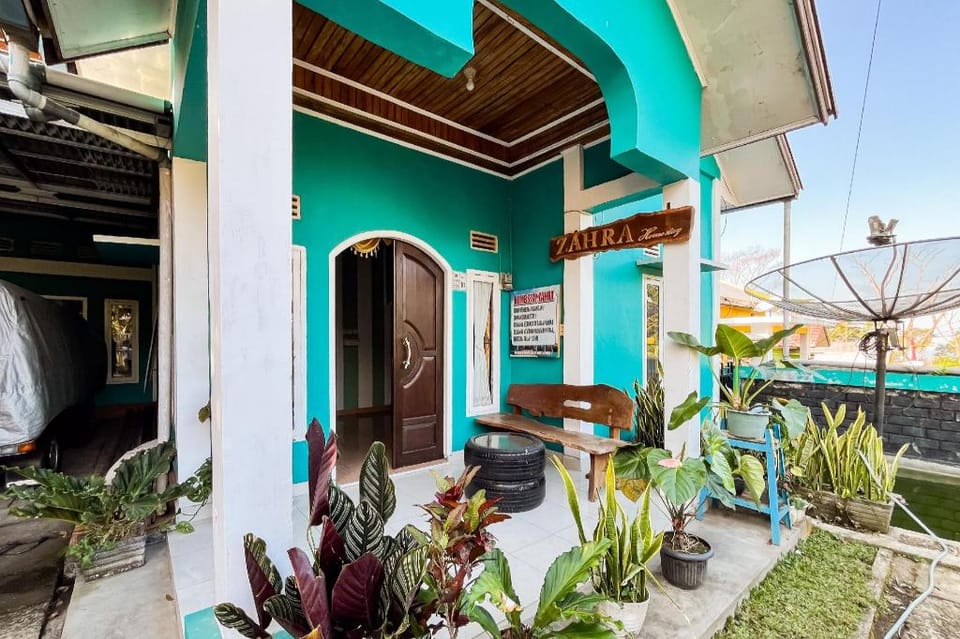 Homestay Zahra Syariah Gunung Dempo Mitra RedDoorz Hotel in Indonesia