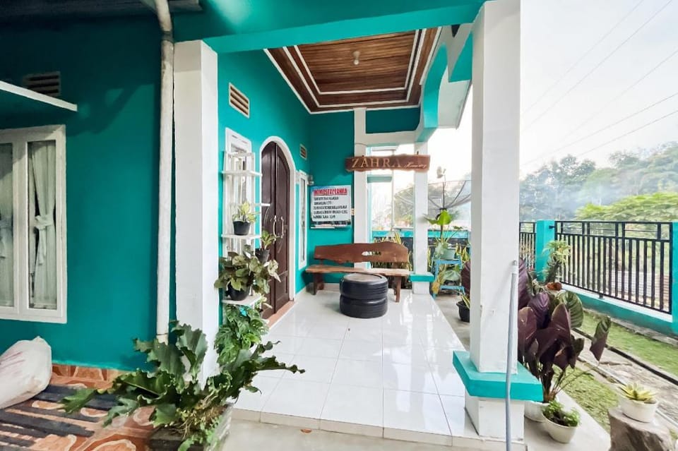 Homestay Zahra Syariah Gunung Dempo Mitra RedDoorz Hotel in Indonesia