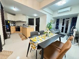 Modern 2BR w/ Balcony & FREE Parking  @UptownBGC Apartment in Makati