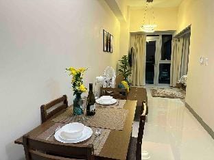 Relax & Unwind @ Uptown BGC w/ FREE Parking Apartment in Makati