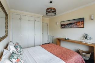 Spacious 1BR with Parking in Quiet Area Apartment in Porto