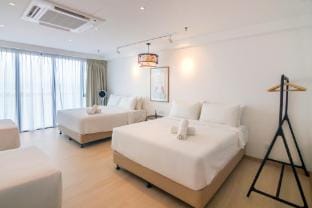 Clover by ALV,2BR Seaview Duplex Apartment in George Town