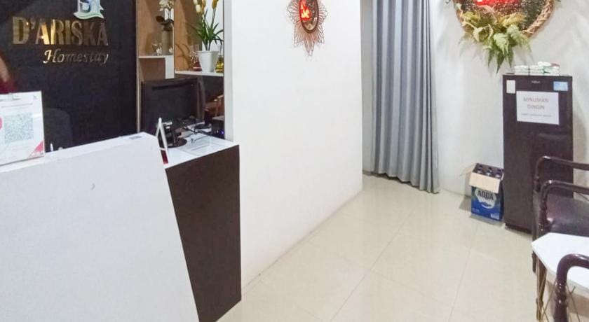 Ariska Room near Alun Alun Jombang RedPartner Hotel in East Java