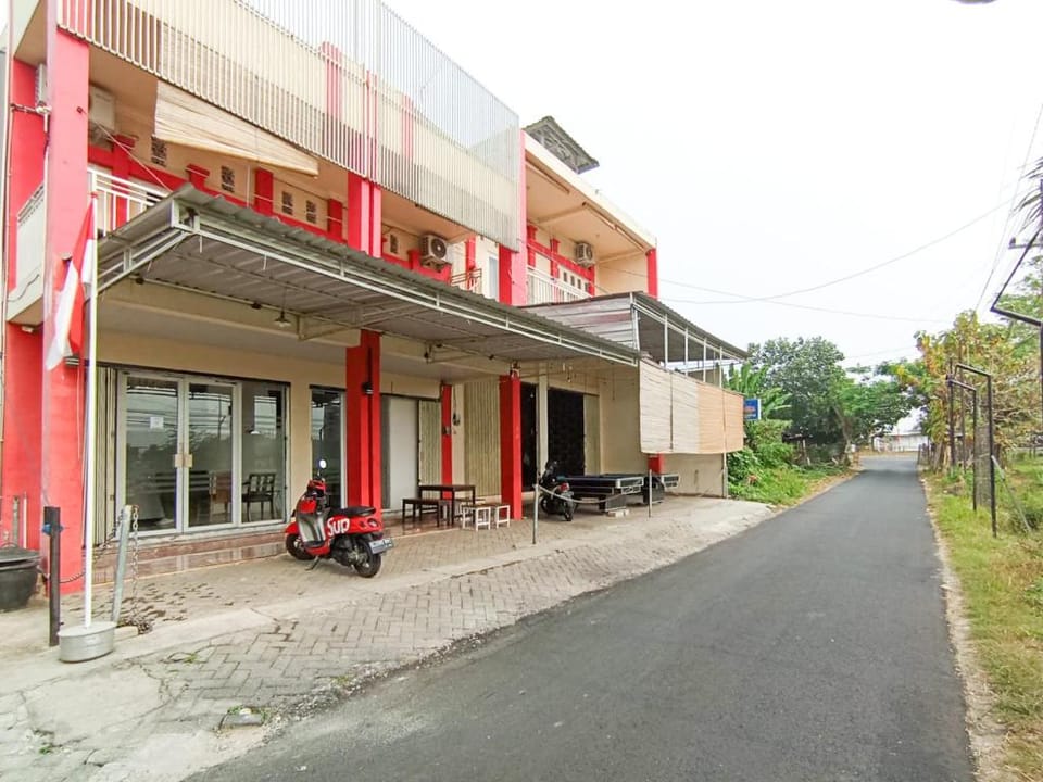 Ariska Room near Alun Alun Jombang RedPartner Hotel in East Java