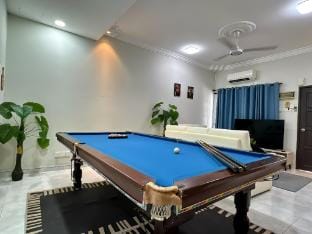 Setia Indah FamilyTide 3BR 10Pax w Pooltable Vacation rental in Johor Bahru