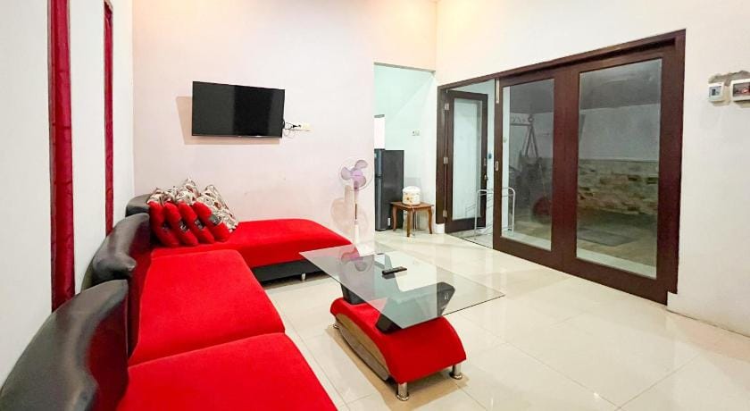 Oma Kost 3 Probolinggo Mitra RedDoorz Hotel in Indonesia