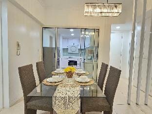 The Infinity Tower - Spectacular 2BR in BGC  Apartment in Makati