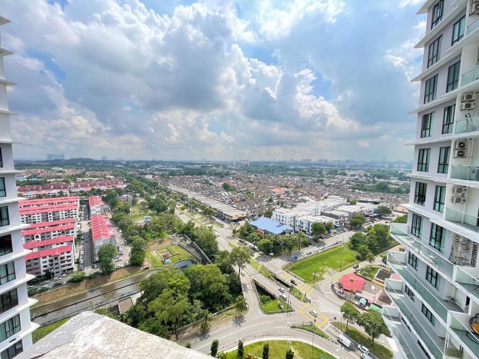Platino 13 Pax, Mins away from Paradigm & Legoland Apartment in Johor Bahru