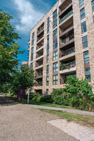 Stylish Apt Near WembleySt| Free Parking & Balcony Apartment in London Borough of Ealing