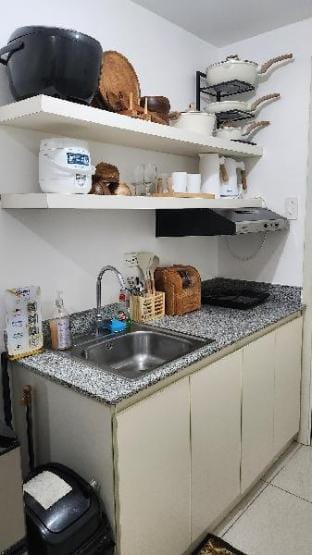 South Residences - Lorenzo's Homestay Apartment in Las Pinas