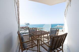Nabeel Homes - Designer Seaview Condo in Gleem Apartment in Alexandria