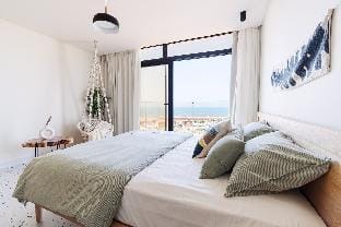 Nabeel Homes - Designer Seaview Condo in Gleem Apartment in Alexandria