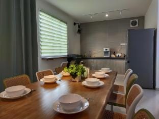 Tints of Green Pool Bungalow-6 Bedroom-Karaoke-BBQ Vacation rental in Ipoh