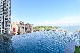 Georgetown Skypool Urban 2BR Family & Baby|SeaView Apartment in George Town