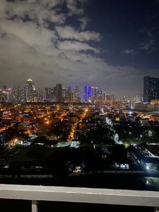 Tropical Vibe 1BR Condo w/ City Skyline/River View Apartment in Mandaluyong