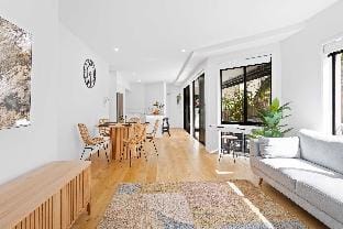 Private Burleigh Retreat, Short Walk to Beach Apartment in Burleigh Heads