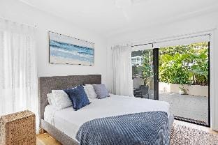 Private Burleigh Retreat, Short Walk to Beach Apartment in Burleigh Heads