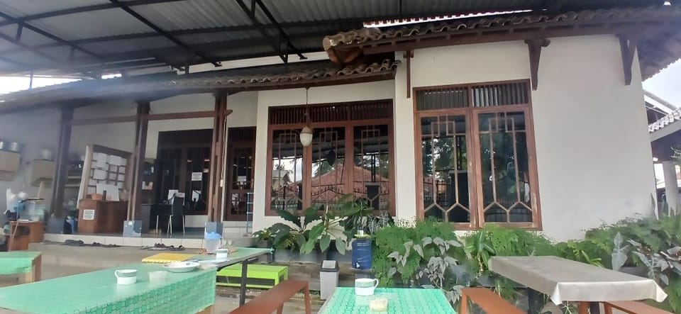 Hotel O Home Stay Syariah Annur Hotel in West Java