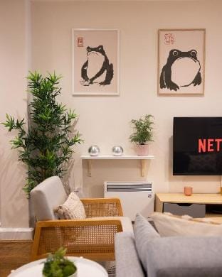Two-Bed City Centre flat 100m from Trafalgar sqr Vacation rental in City of Westminster