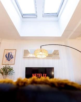 Spacious two-bed apartment 100m from Trafalgar sqr Apartment in City of Westminster